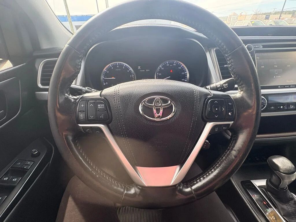 2017 Toyota Highlander LE Plus - Photo 31