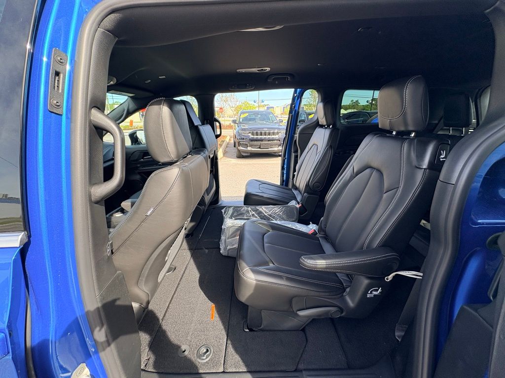 2026 Chrysler Pacifica Select - Photo 32