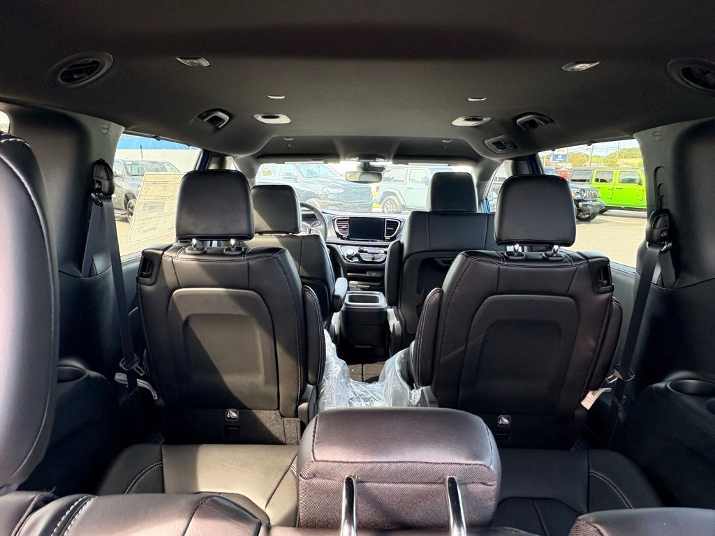 2026 Chrysler Pacifica Select - Photo 7