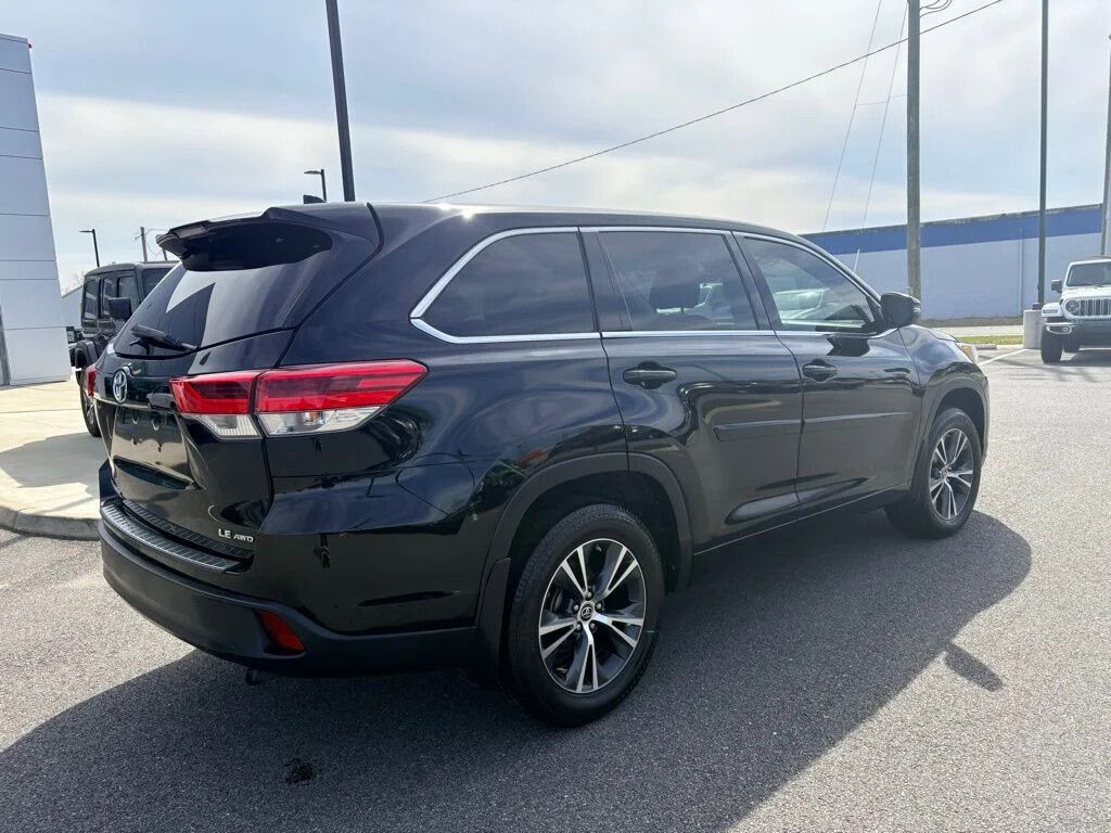 2017 Toyota Highlander LE Plus - Photo 7