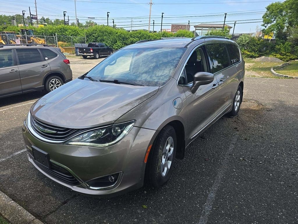 2018 Chrysler Pacifica Hybrid Touring L's photo