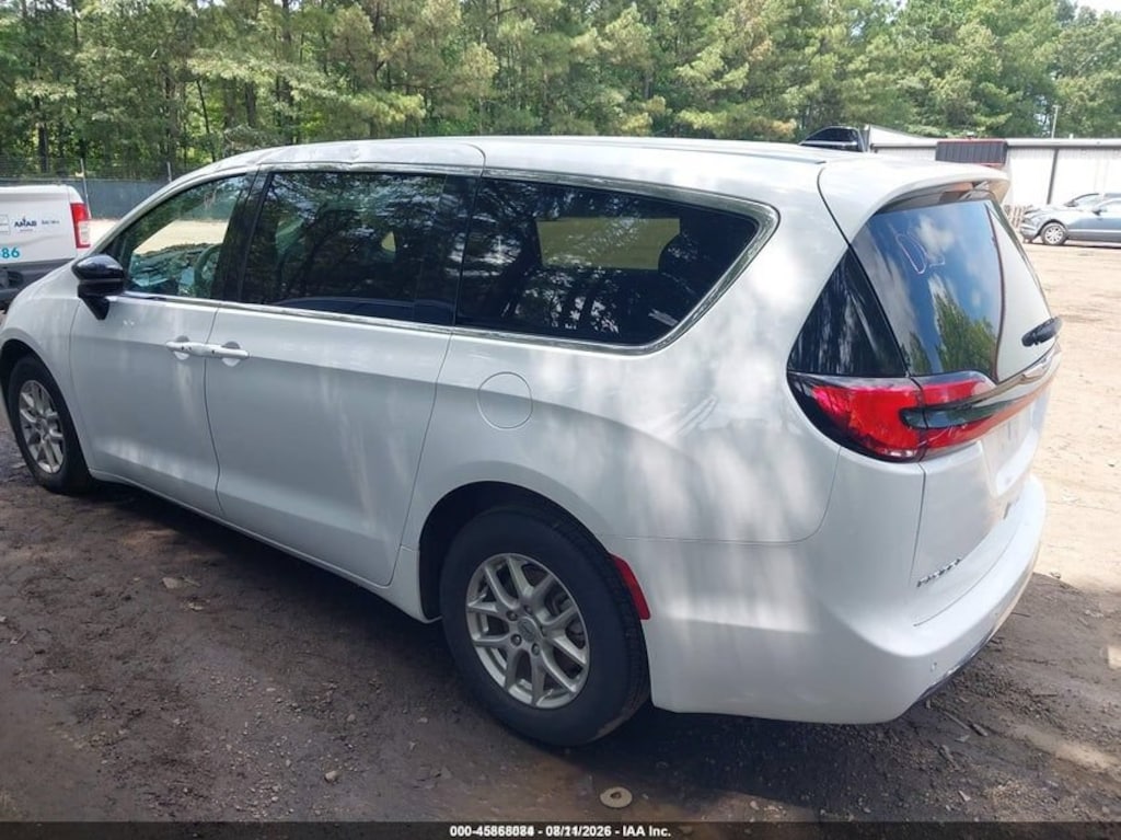 Used 2025 Chrysler Pacifica Select
