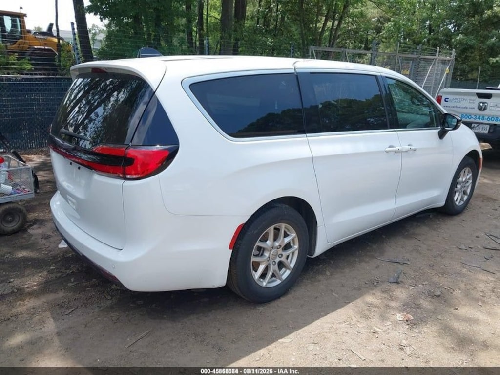 Used 2025 Chrysler Pacifica Select