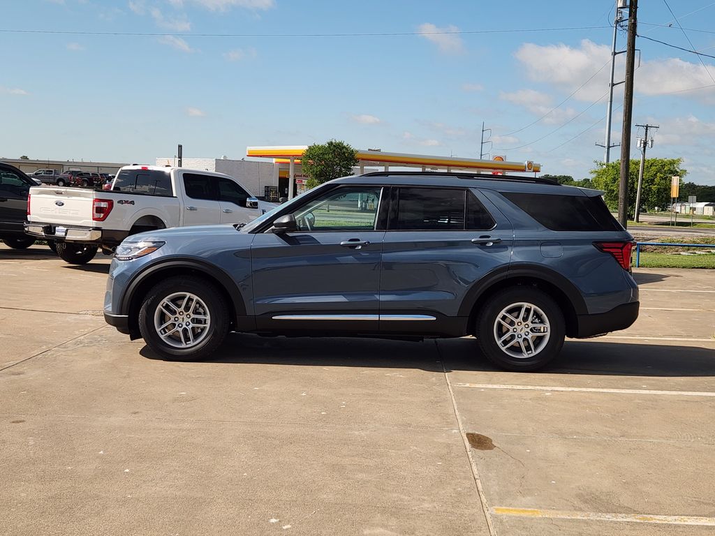 2025 Ford Explorer photo 3
