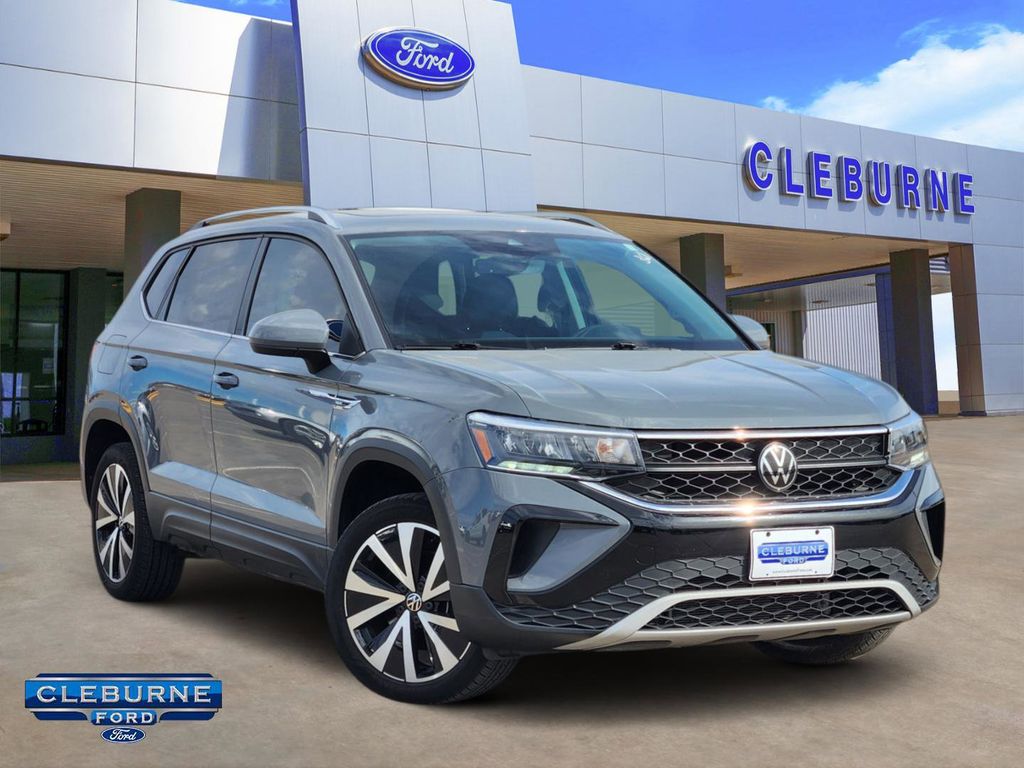 2024 Volkswagen Taos SE's photo