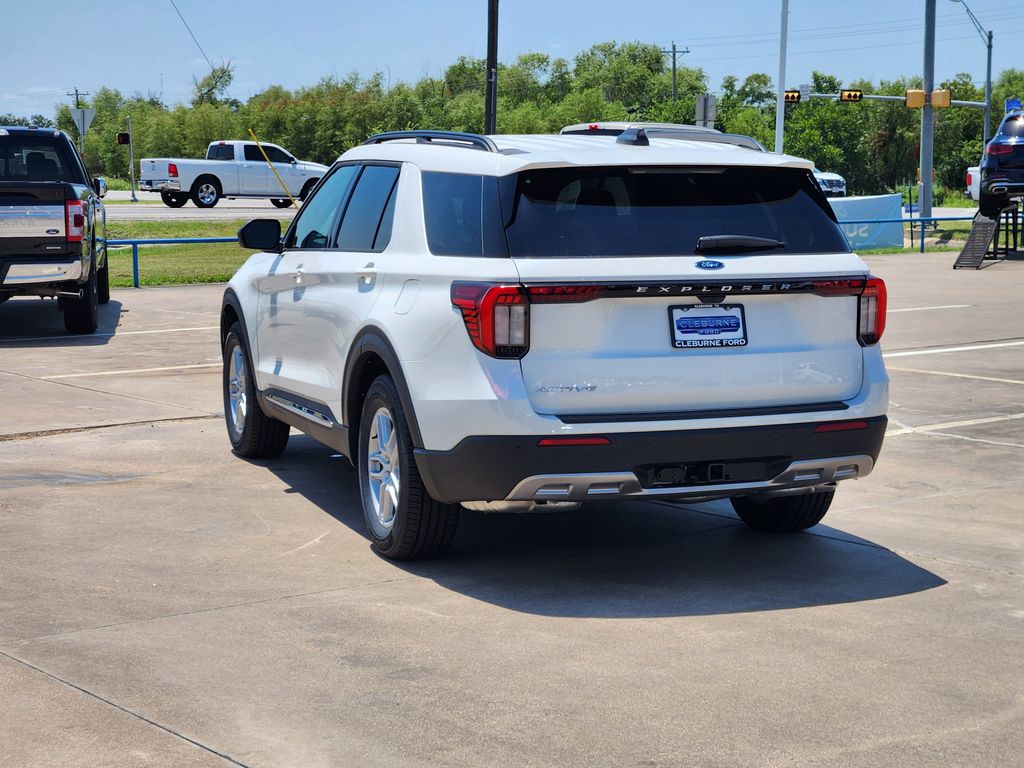 2025 Ford Explorer photo 2