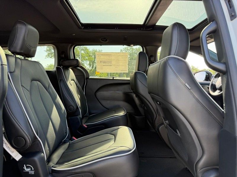 2026 Chrysler Pacifica Limited - Photo 7