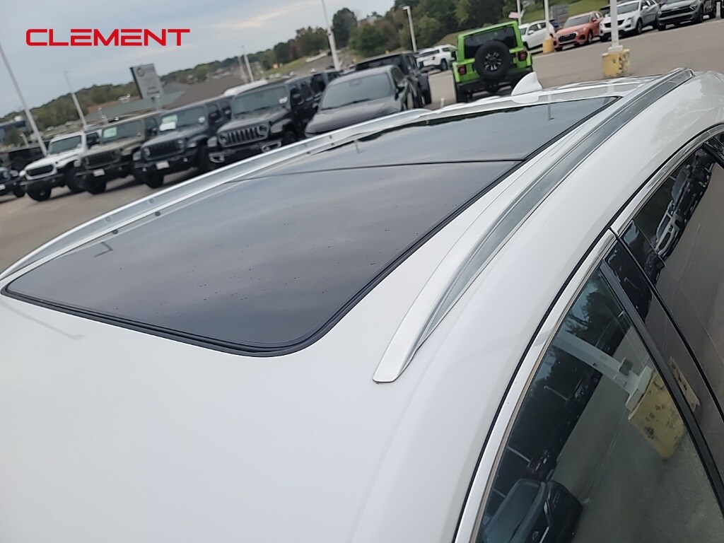 2022 Cadillac XT5 Premium Luxury photo 2