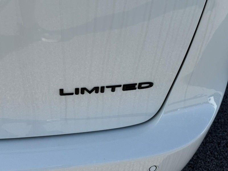 2026 Chrysler Pacifica Limited - Photo 6