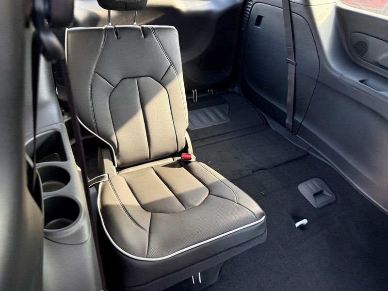 2026 Chrysler Pacifica Limited - Photo 8