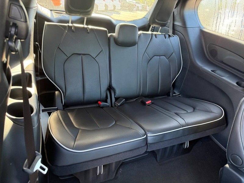 2026 Chrysler Pacifica Limited - Photo 8