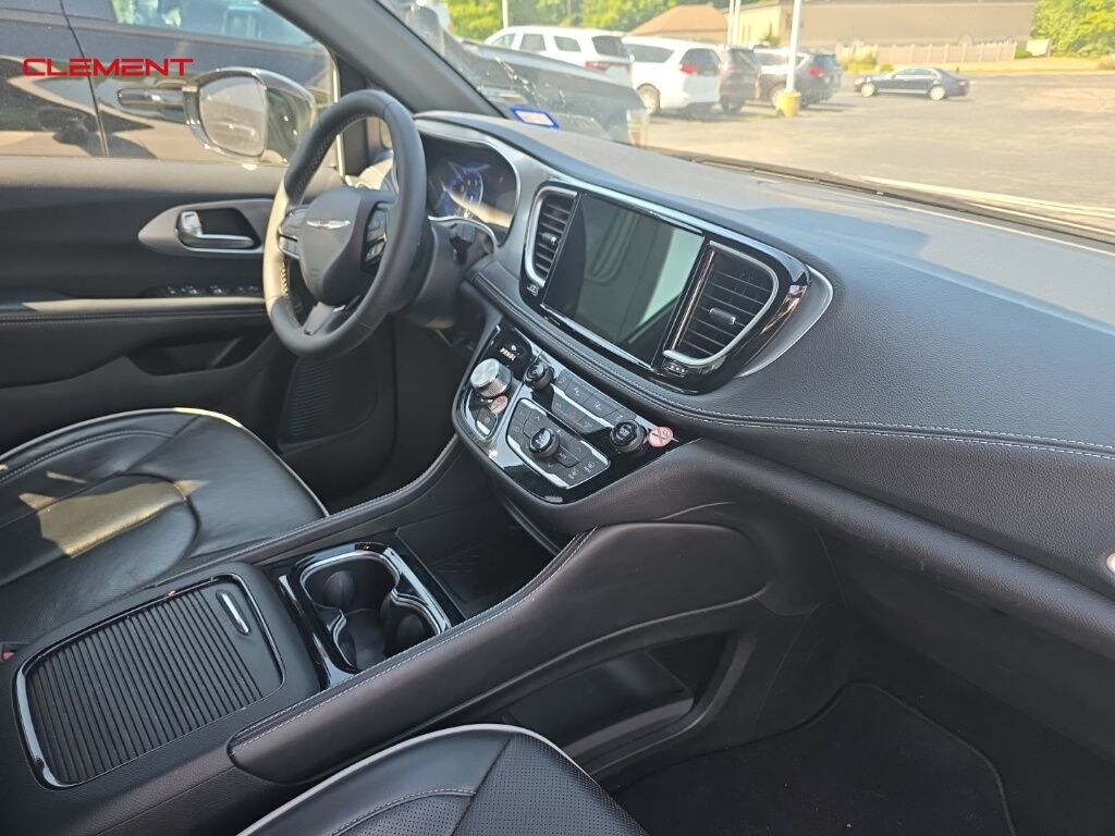 Used 2025 Chrysler Pacifica Limited Van Passenger Van