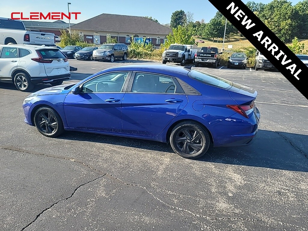 2022 Hyundai Elantra SEL photo 3