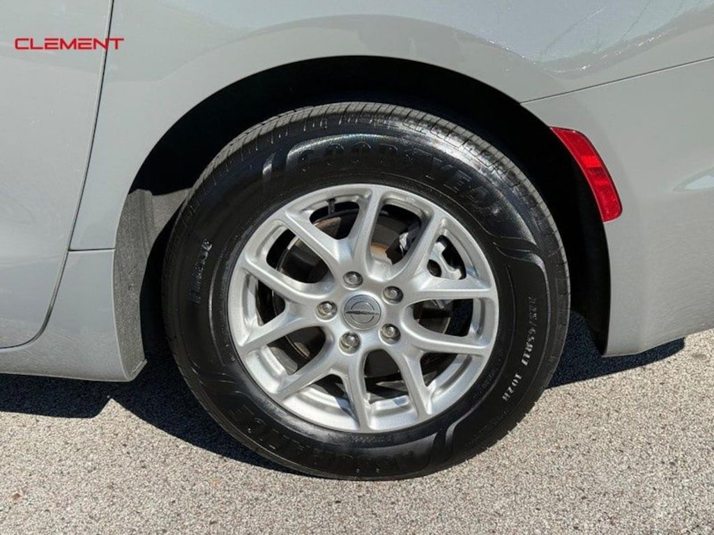 Used 2023 Chrysler Pacifica Touring L Van Passenger Van