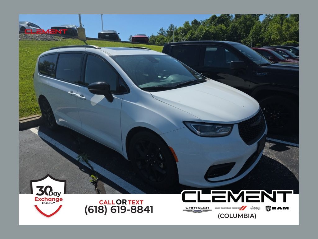 2025 Chrysler Pacifica Limited's photo