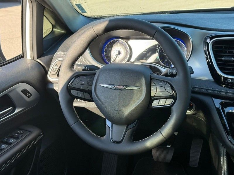 2026 Chrysler Pacifica Limited - Photo 11