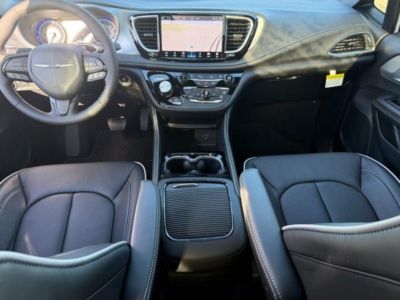 2026 Chrysler Pacifica Limited - Photo 9