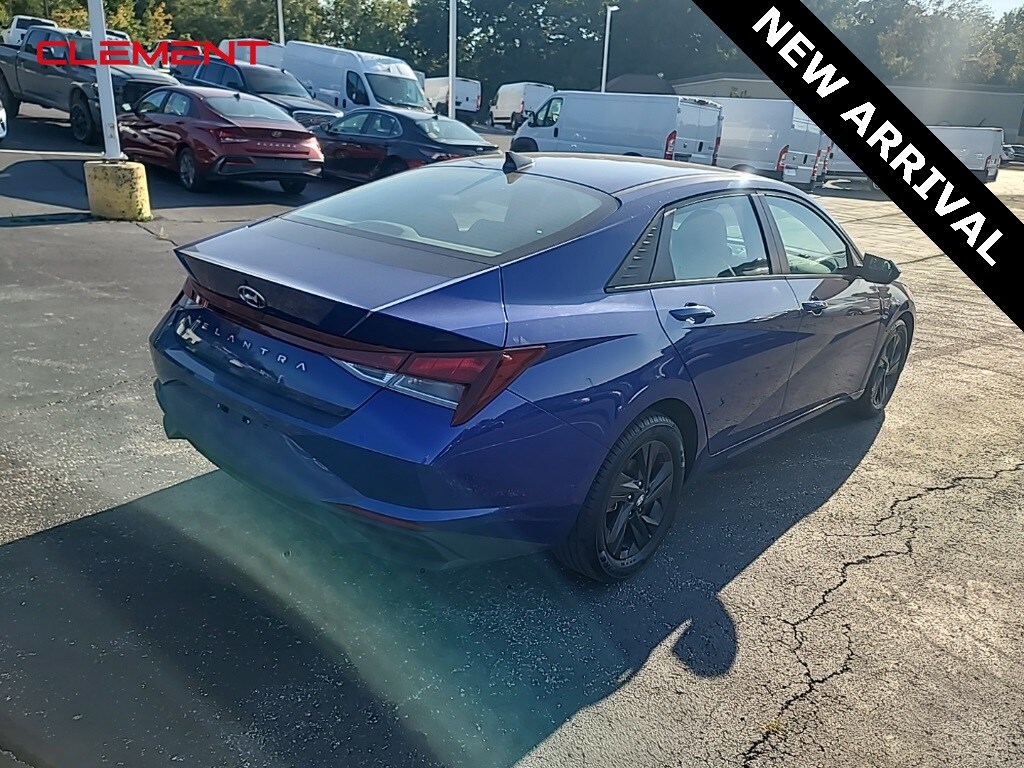 2022 Hyundai Elantra SEL photo 2