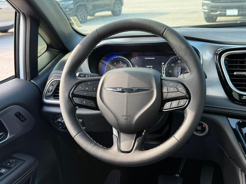 2026 Chrysler Pacifica Limited - Photo 11