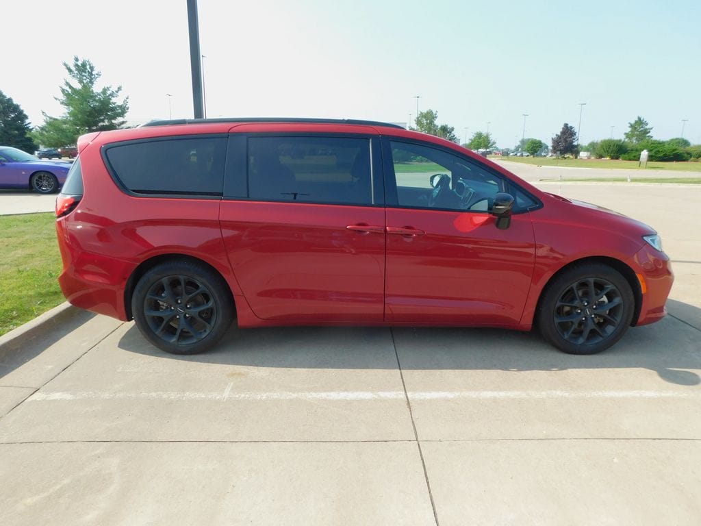 Used 2024 Chrysler Pacifica Limited Van Passenger Van