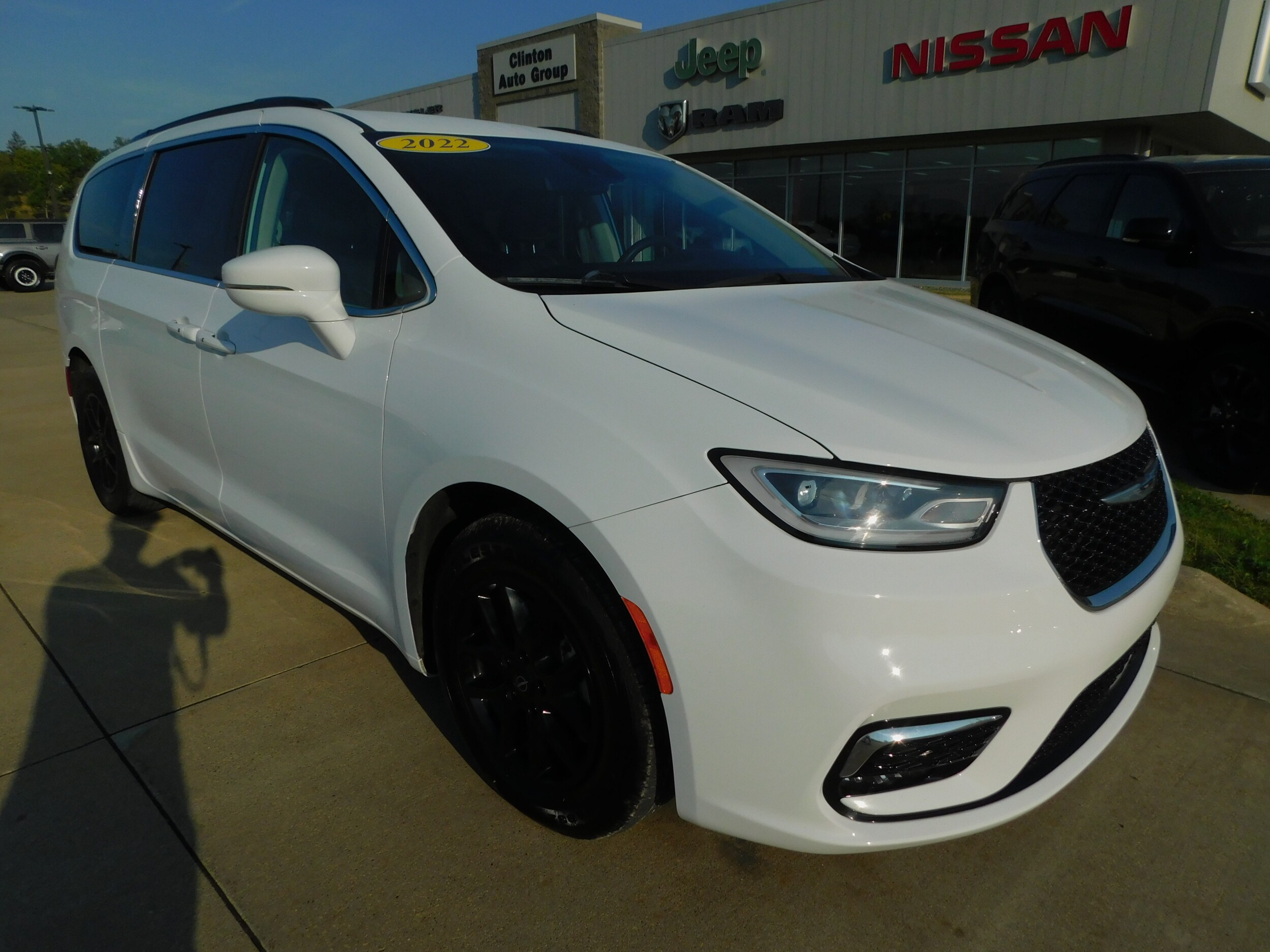 2022 Chrysler Pacifica Touring L photo 2