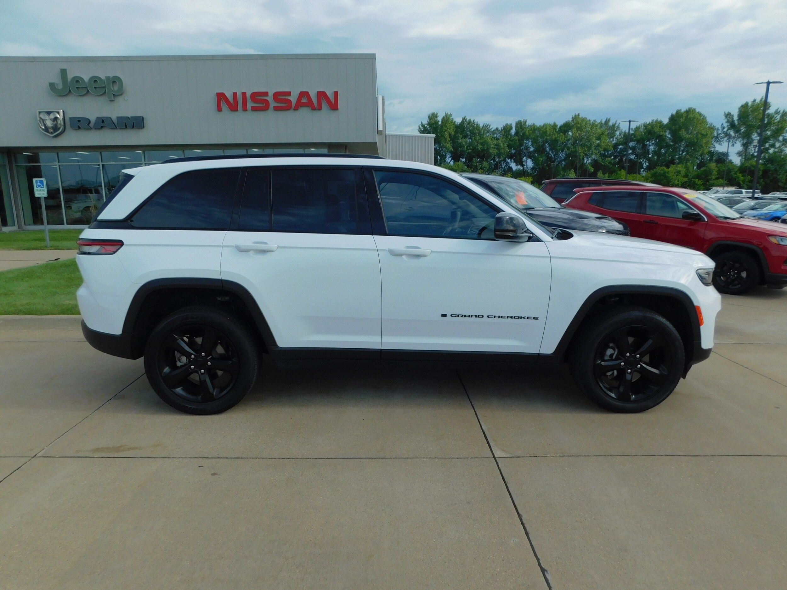 2024 Jeep Grand Cherokee Laredo photo 4