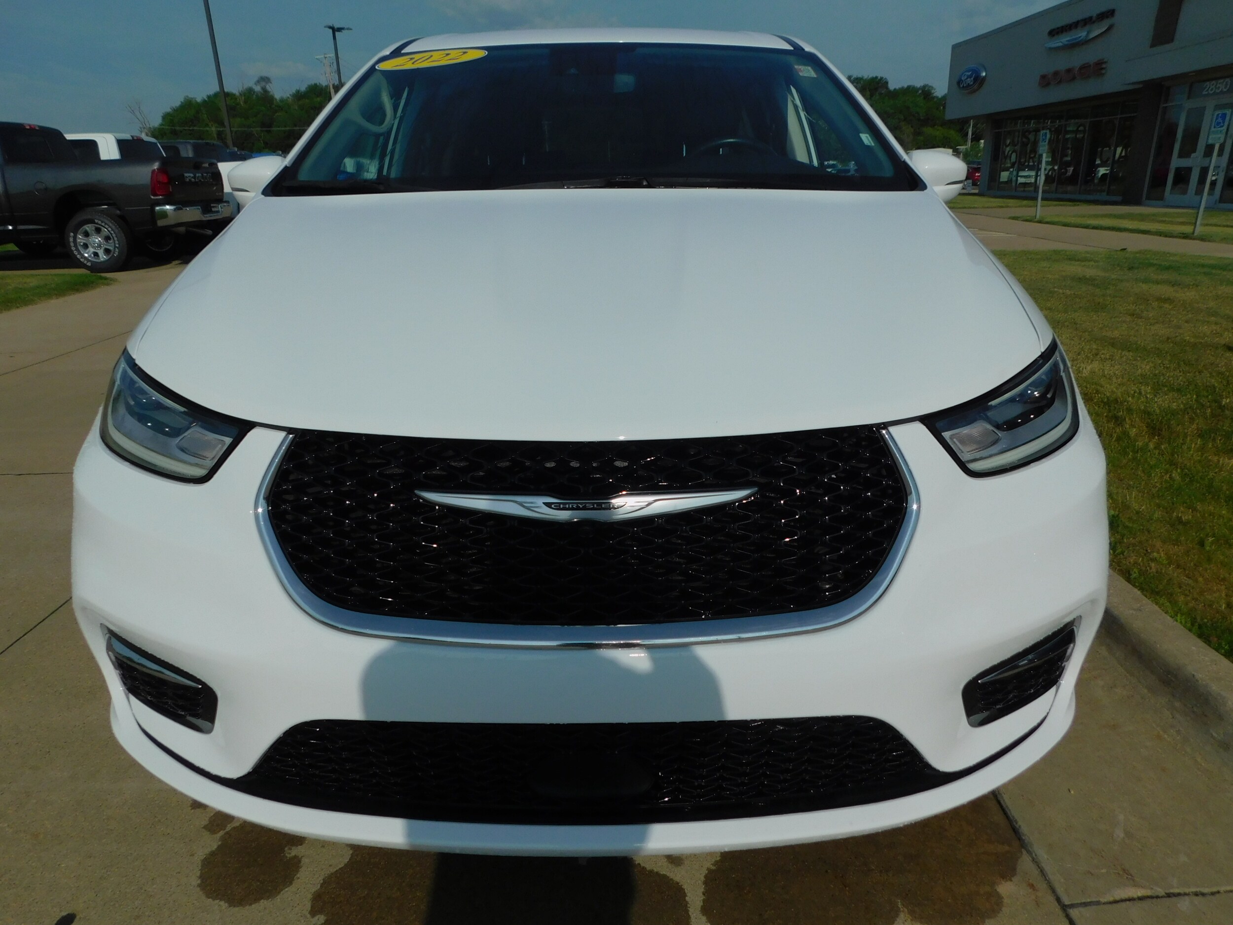 2022 Chrysler Pacifica Hybrid Touring L photo 2