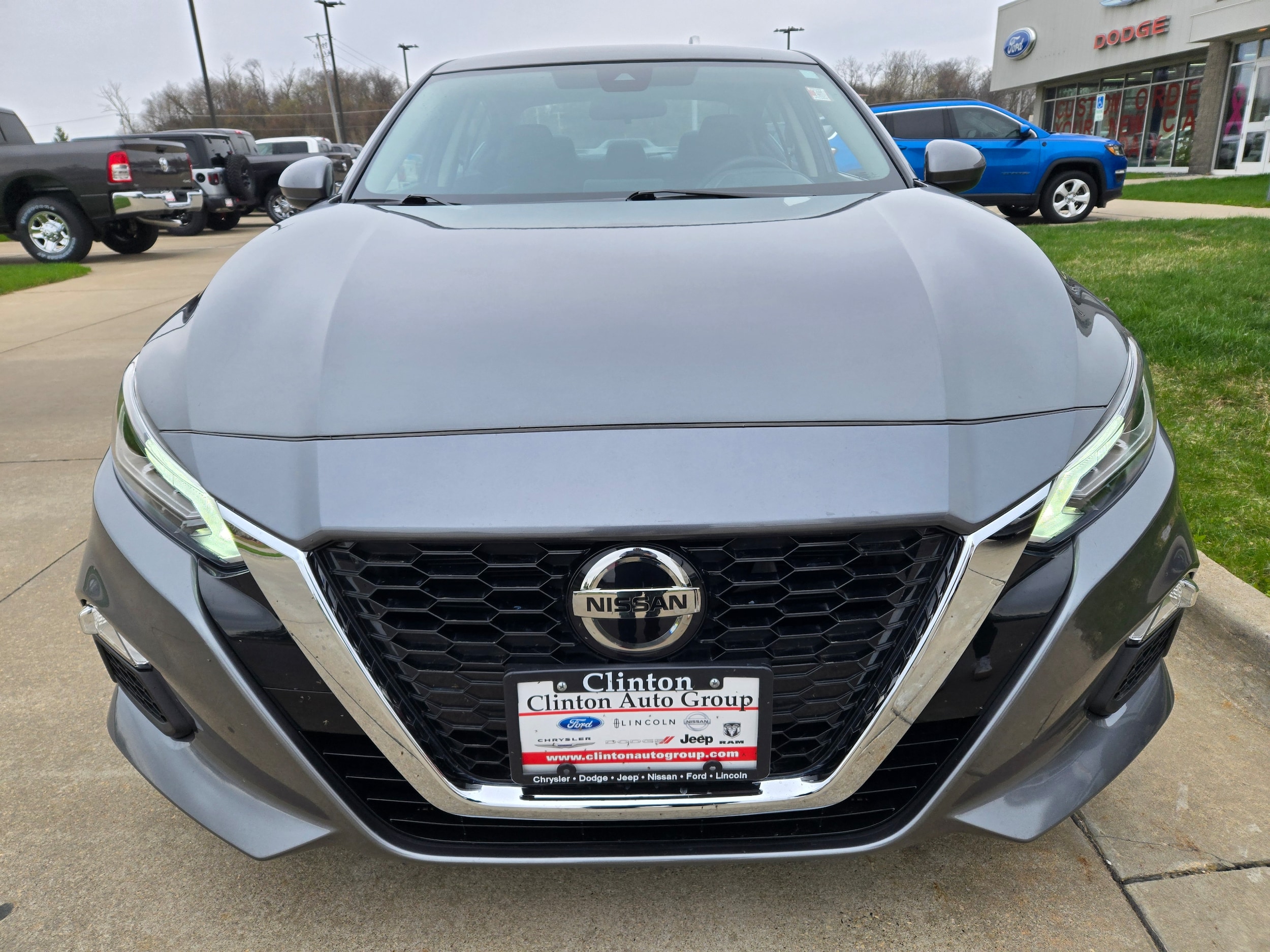 Used 2022 Nissan Altima SV with VIN 1N4BL4DV7NN329159 for sale in Clinton, IA