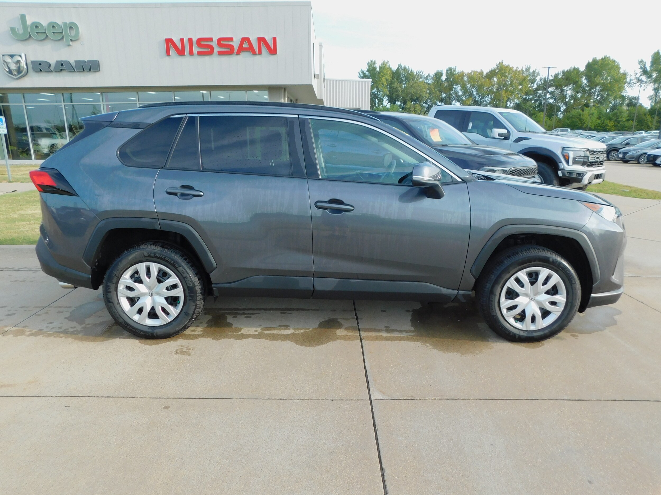 2020 Toyota RAV4 LE photo 2