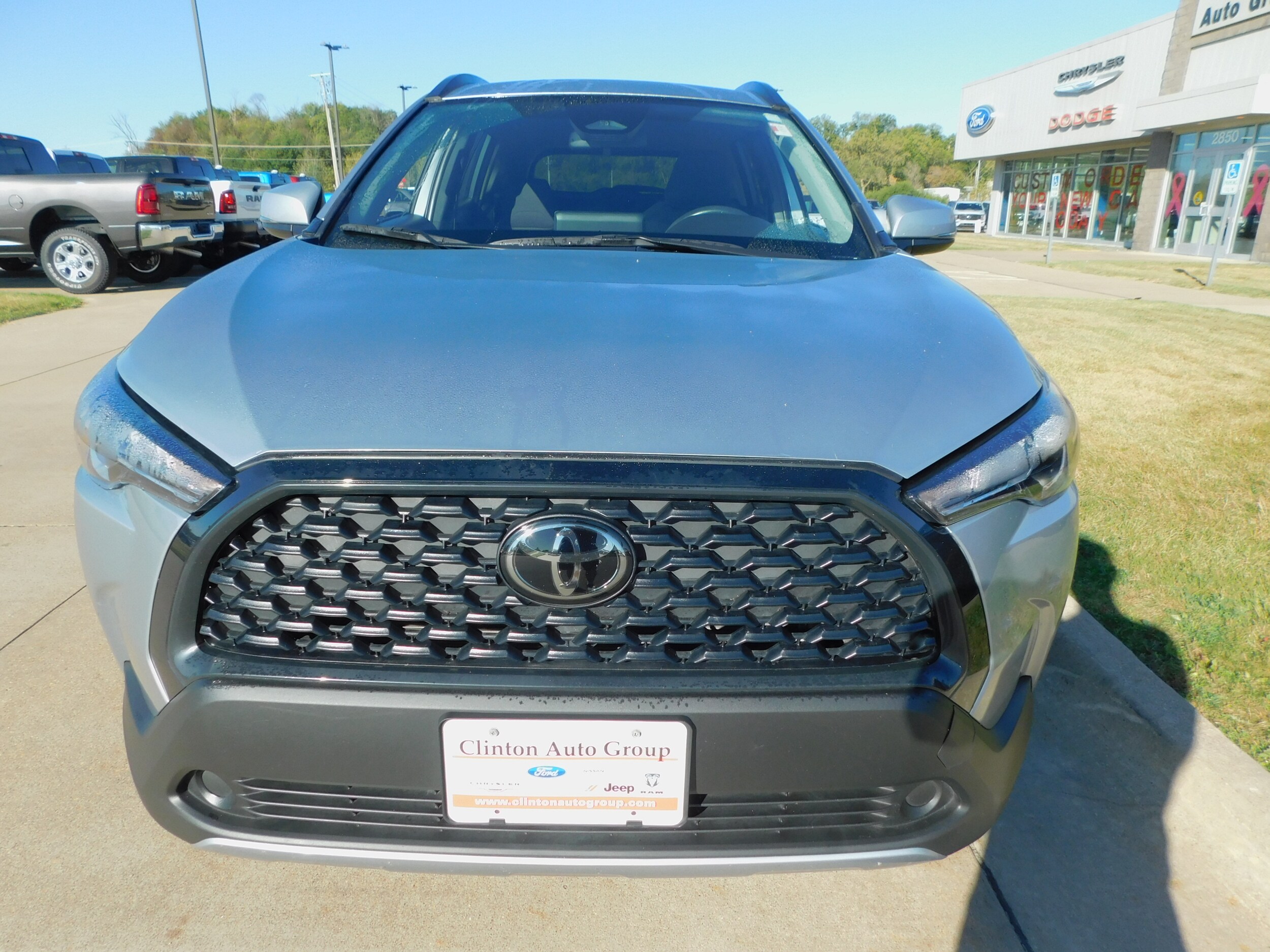 2023 Toyota Corolla Cross LE photo 2