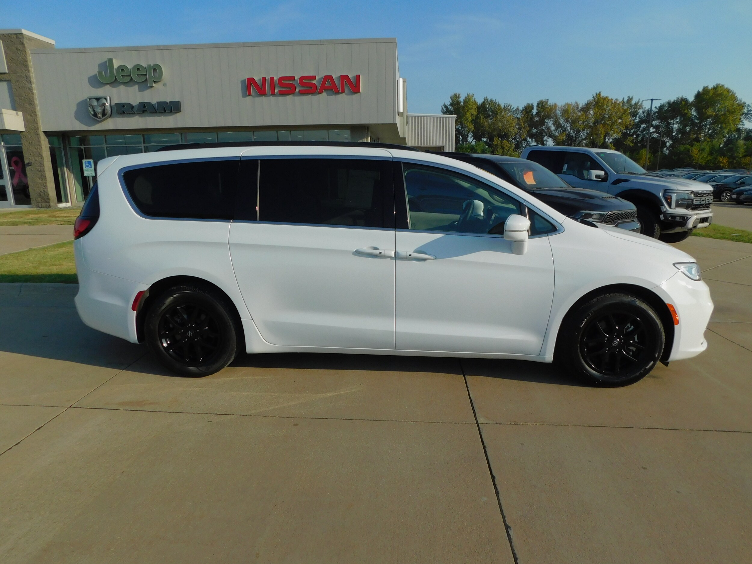 2022 Chrysler Pacifica Touring L photo 3