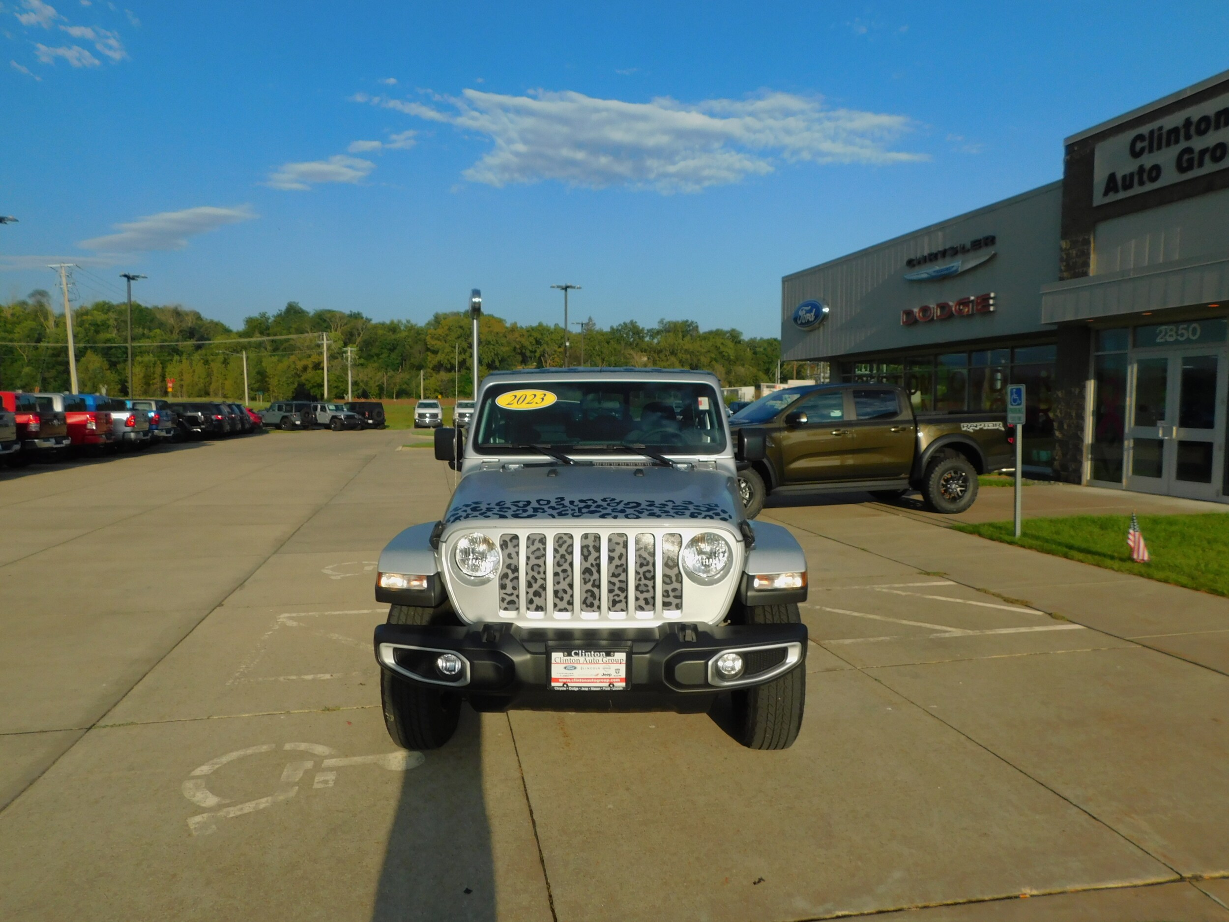 Used 2023 Jeep Gladiator Sport S with VIN 1C6HJTAG3PL548944 for sale in Clinton, IA