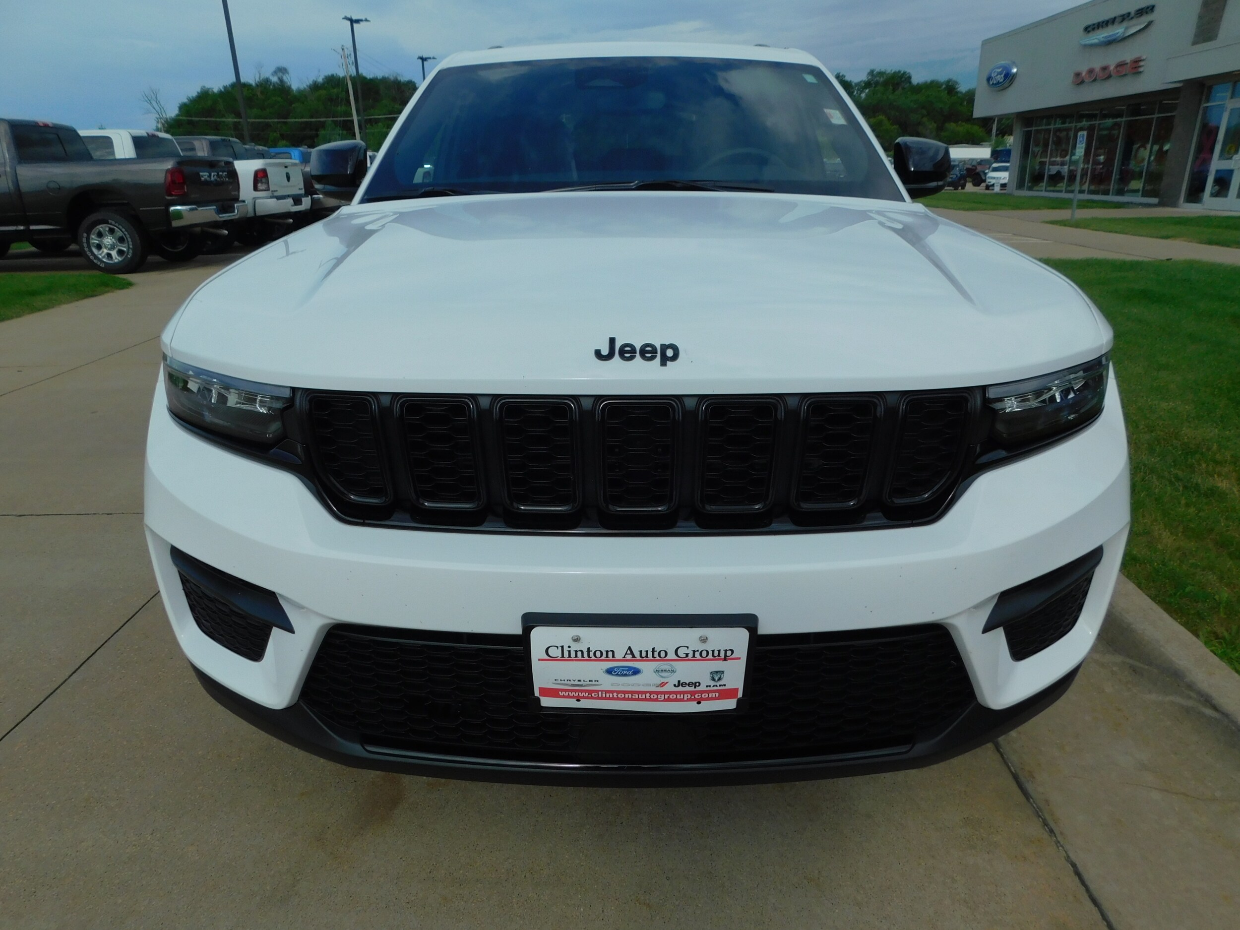 2024 Jeep Grand Cherokee Laredo photo 2
