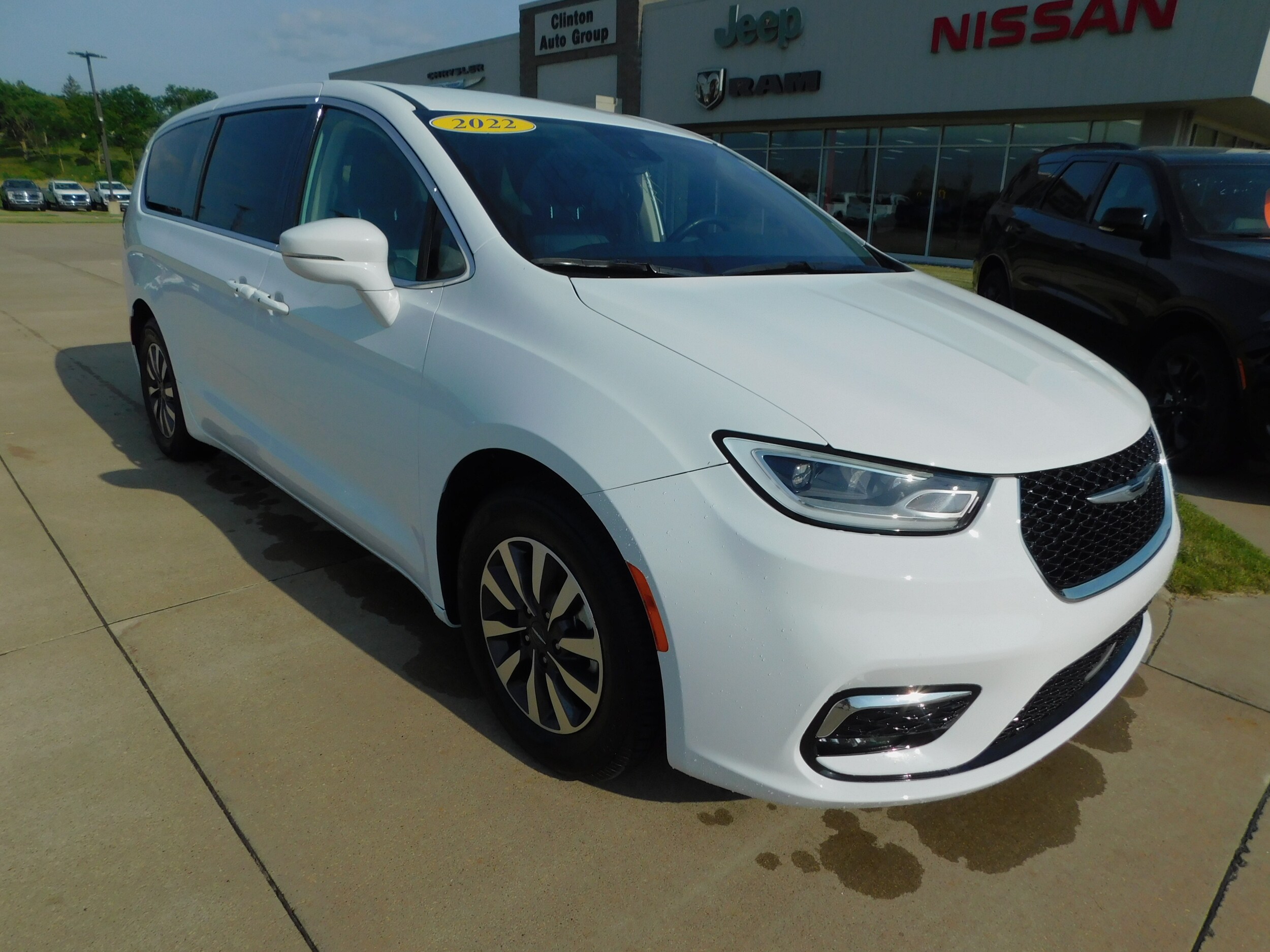 2022 Chrysler Pacifica Hybrid Touring L photo 3