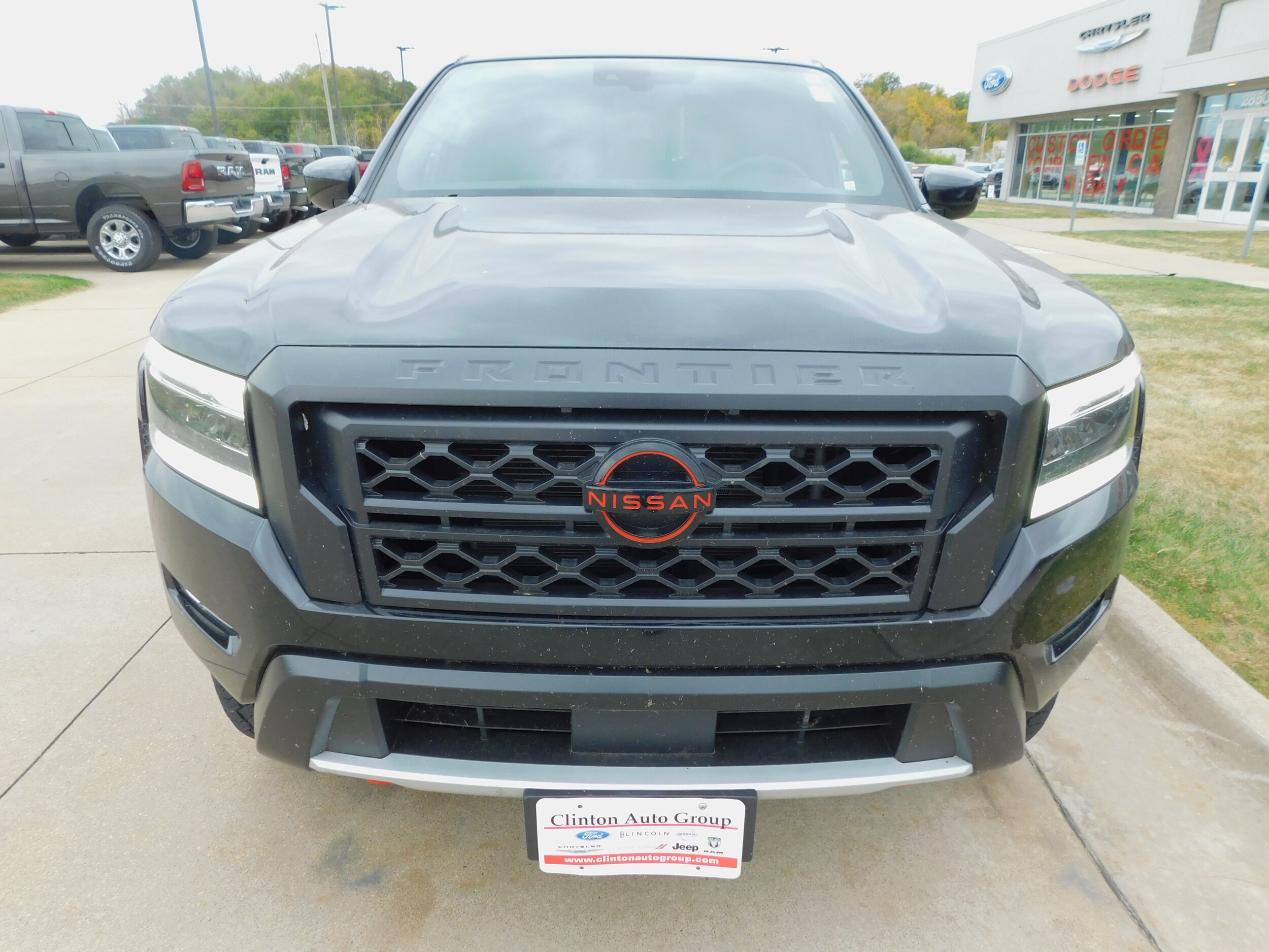 2022 Nissan Frontier PRO-4X photo 2