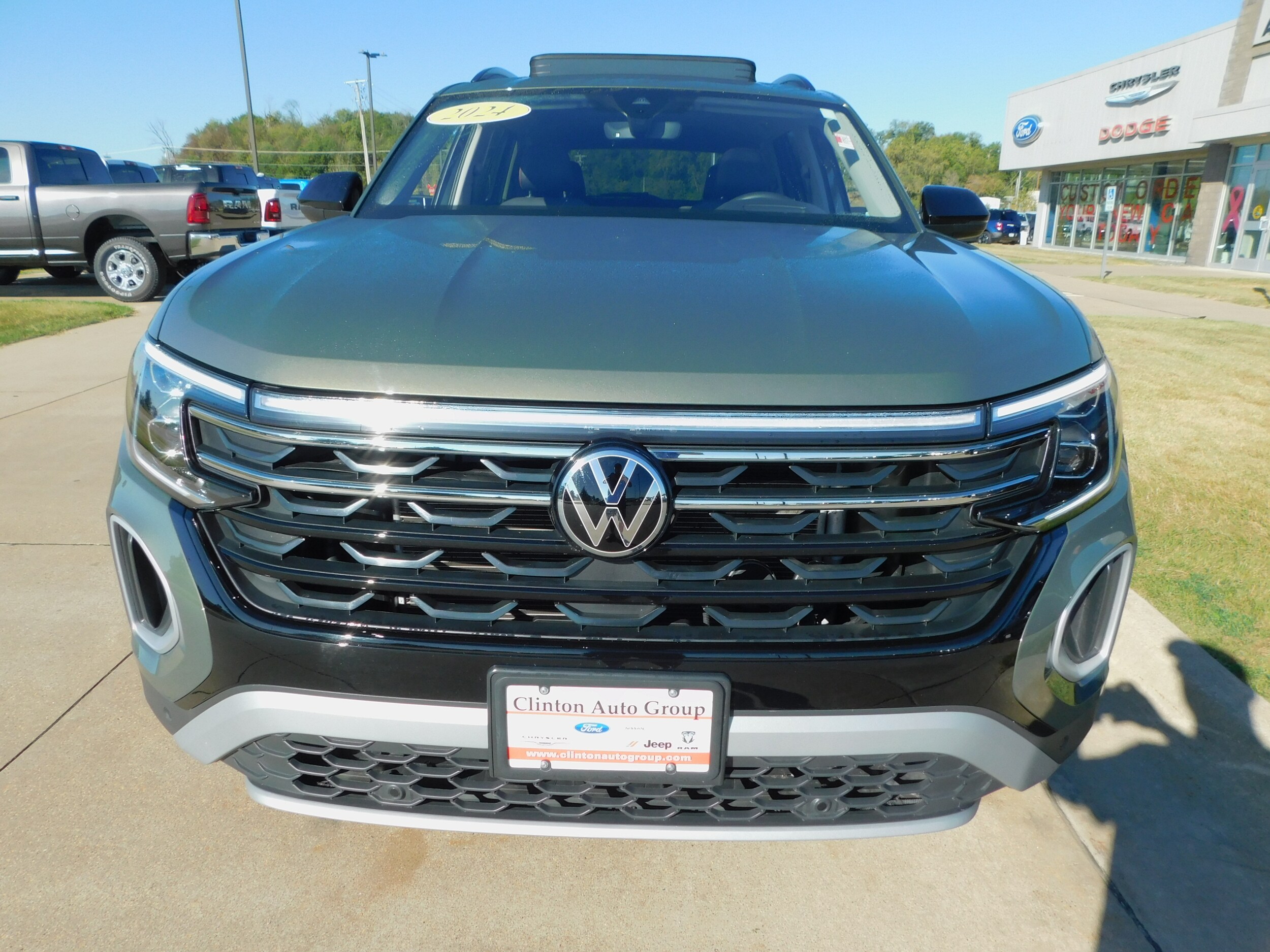 2024 Volkswagen Atlas Peak Edition SEL photo 2
