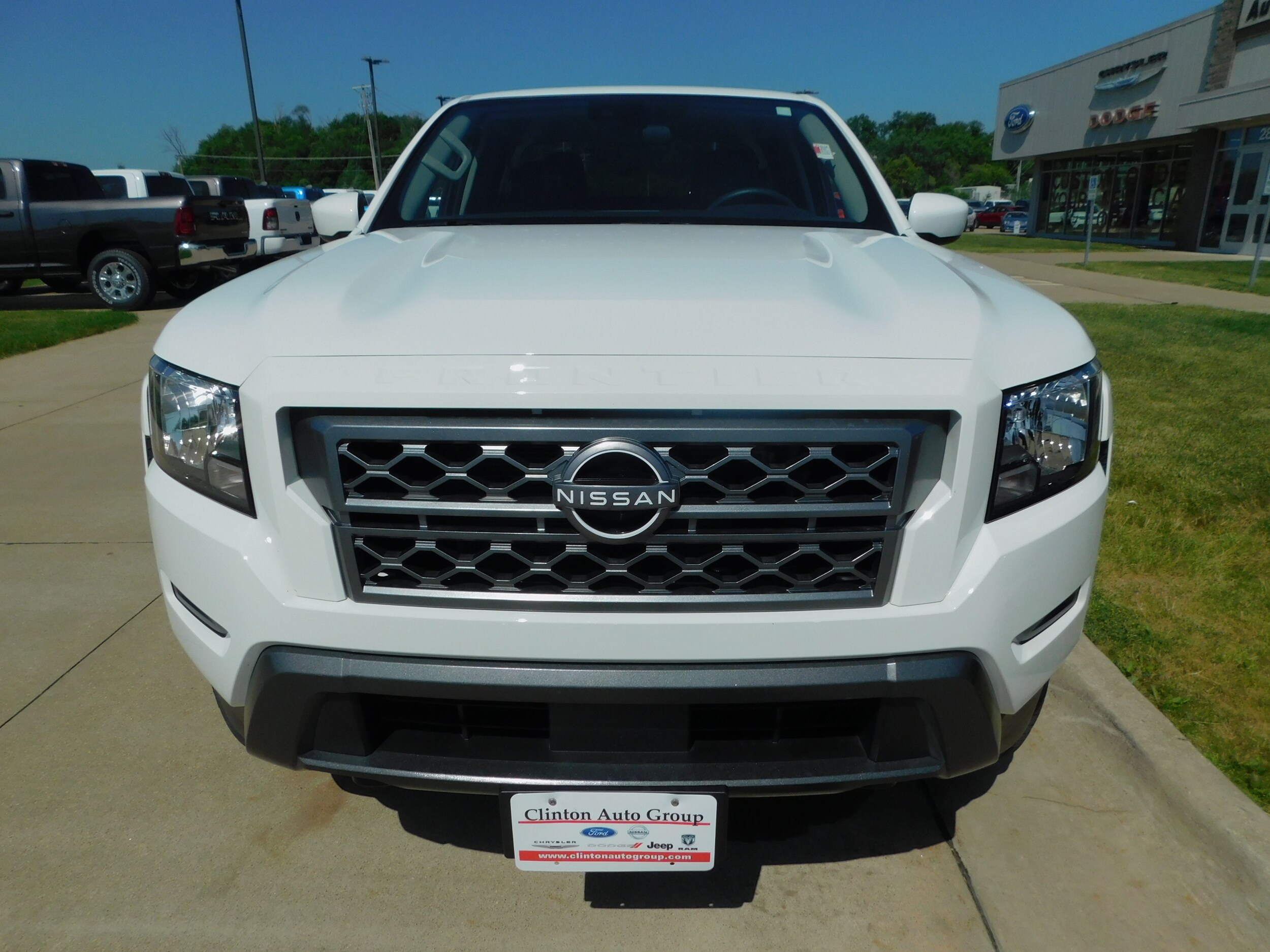 2022 Nissan Frontier SV photo 2