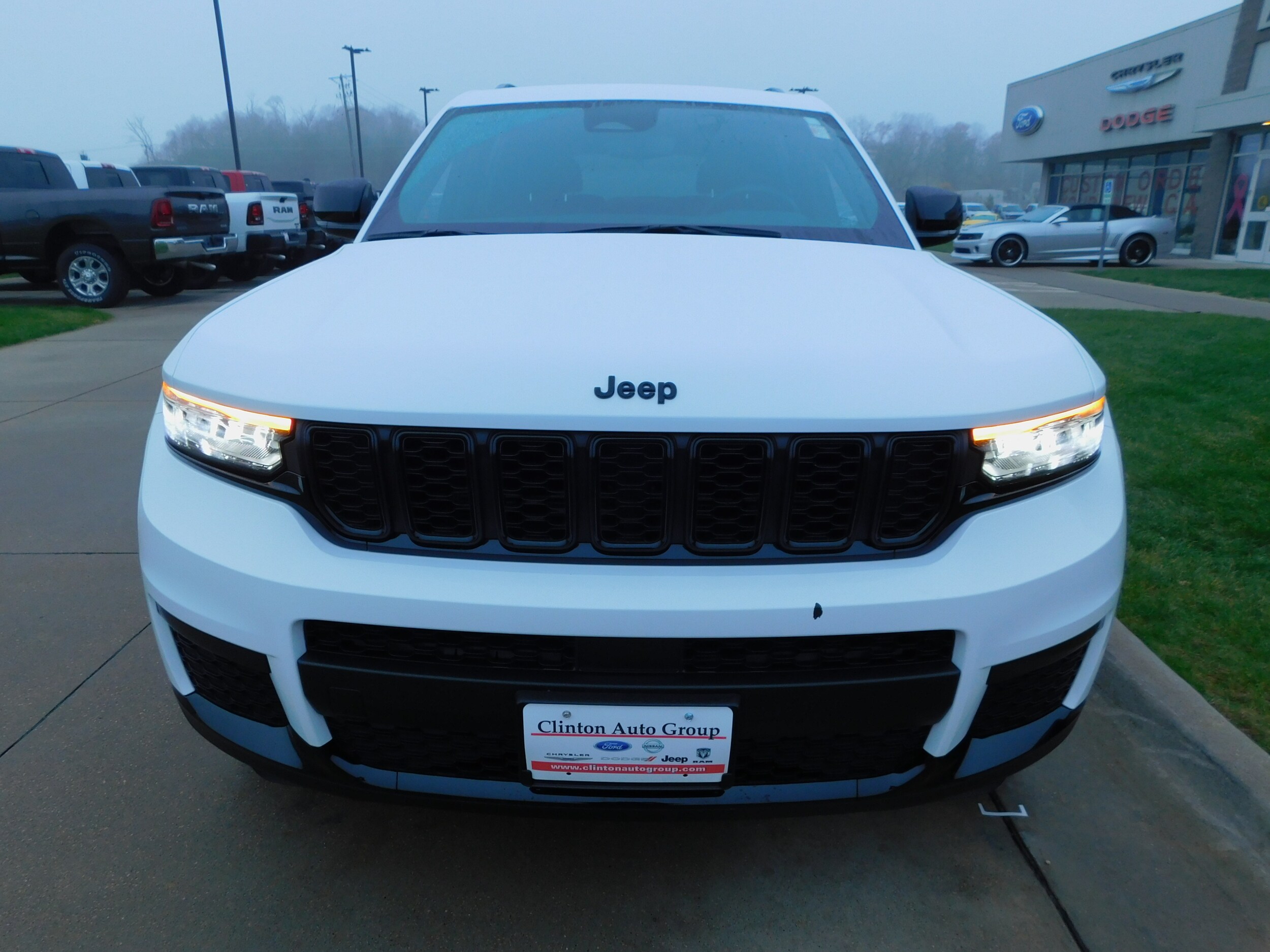 2023 Jeep Grand Cherokee Laredo photo 2