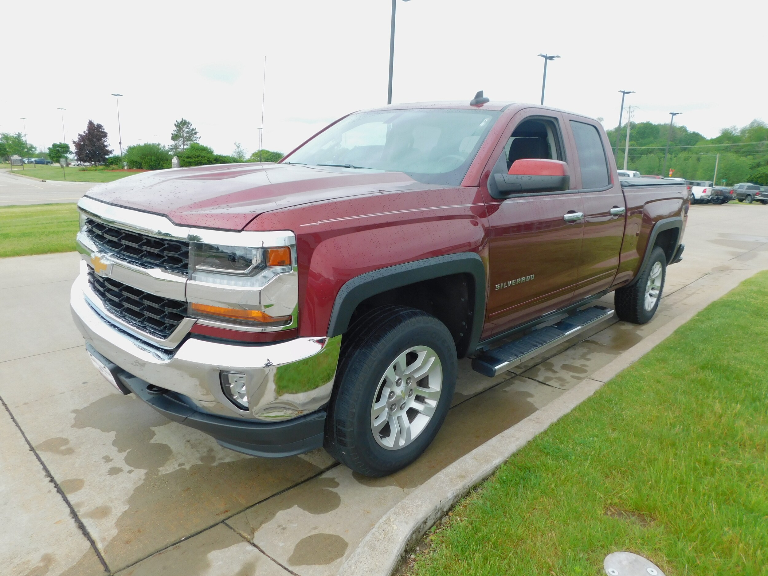 Used 2017 Chevrolet Silverado 1500 LT with VIN 1GCVKREC4HZ231241 for sale in Clinton, IA
