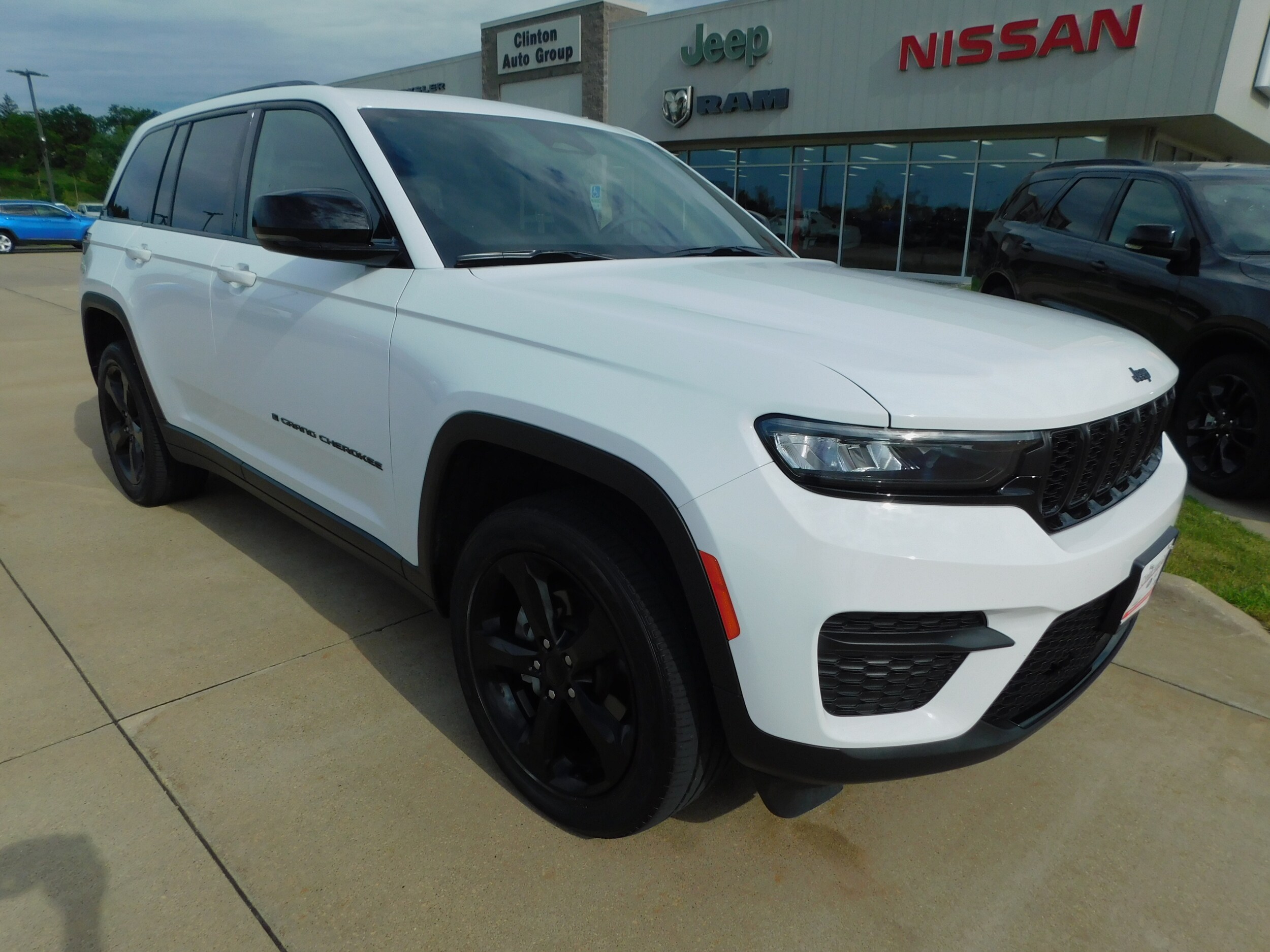 2024 Jeep Grand Cherokee Laredo photo 3