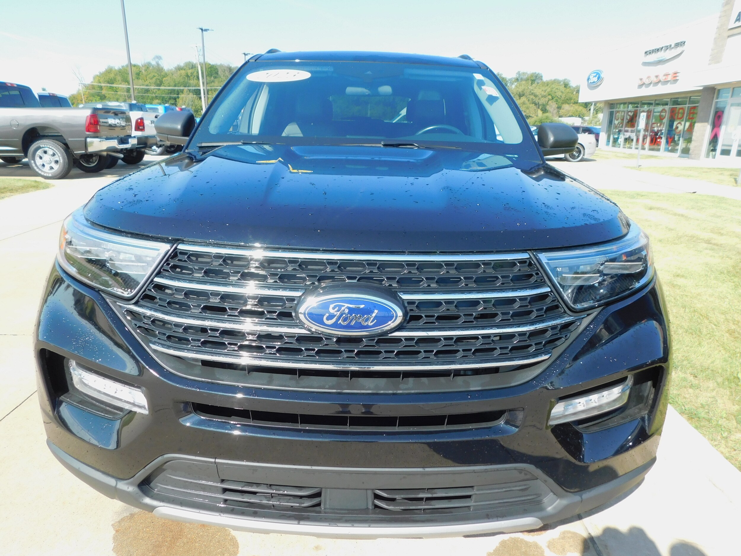 2023 Ford Explorer XLT photo 2