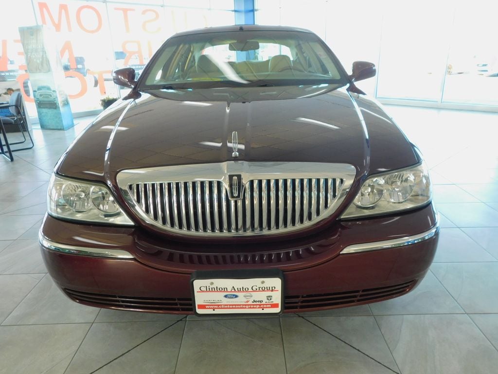 Used 2006 Lincoln Town Car Signature Limited with VIN 1LNHM82W56Y600087 for sale in Clinton, IA