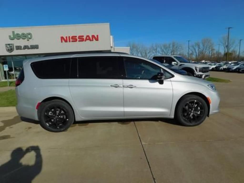 New 2026 Chrysler Pacifica Limited Passenger Van