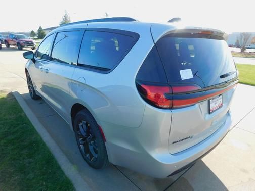 2026 Chrysler Pacifica Limited - Photo 14