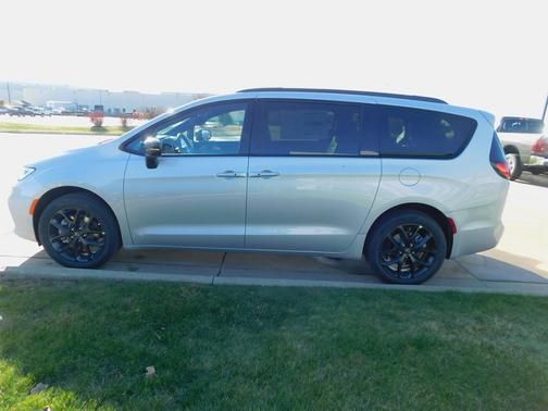 2026 Chrysler Pacifica Limited - Photo 15