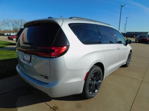 2026 Chrysler Pacifica Limited - Photo 10