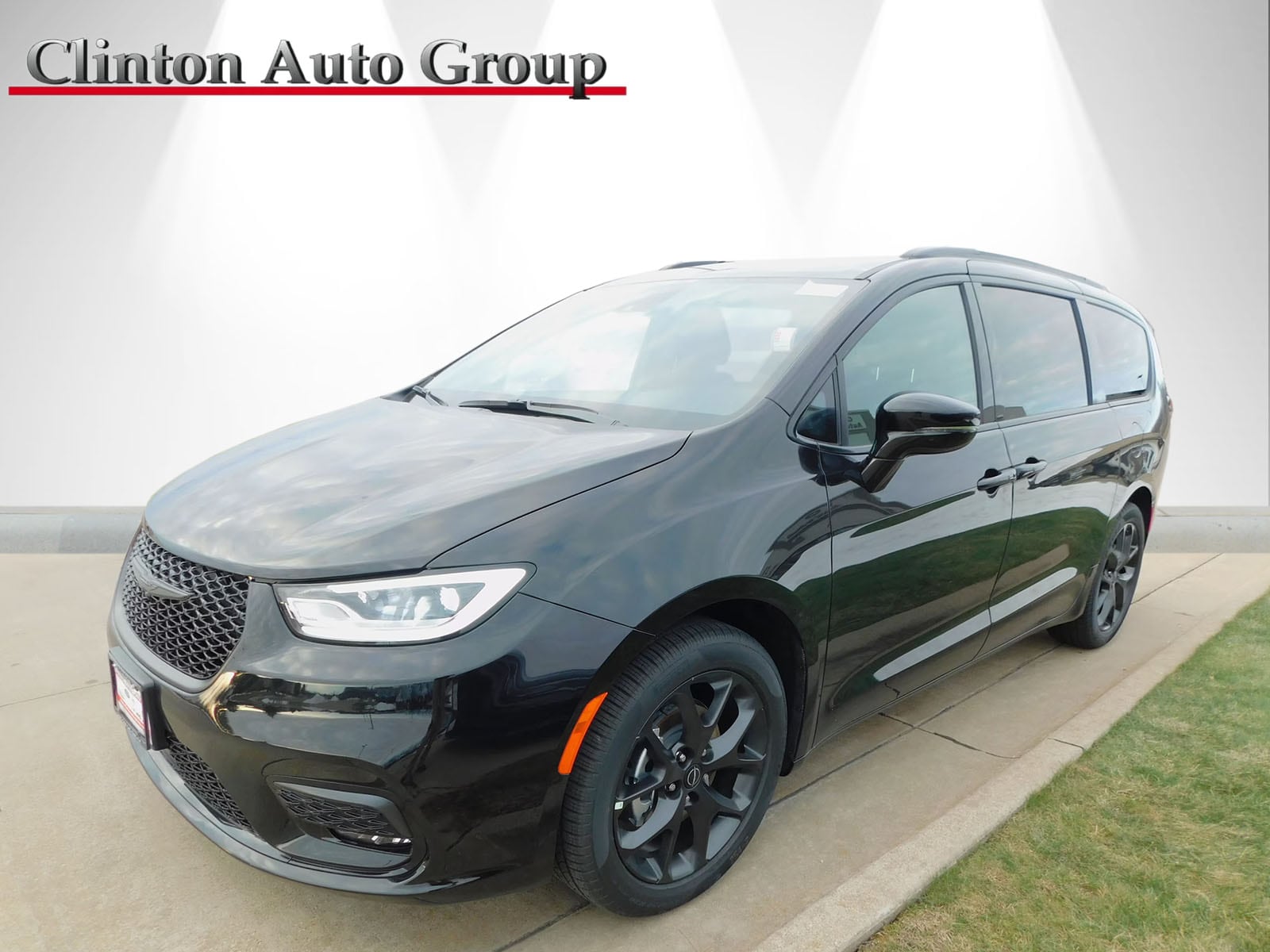 2026 Chrysler Pacifica Select's photo