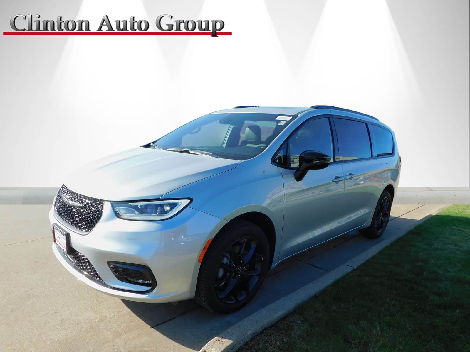 2026 Chrysler Pacifica Limited's photo