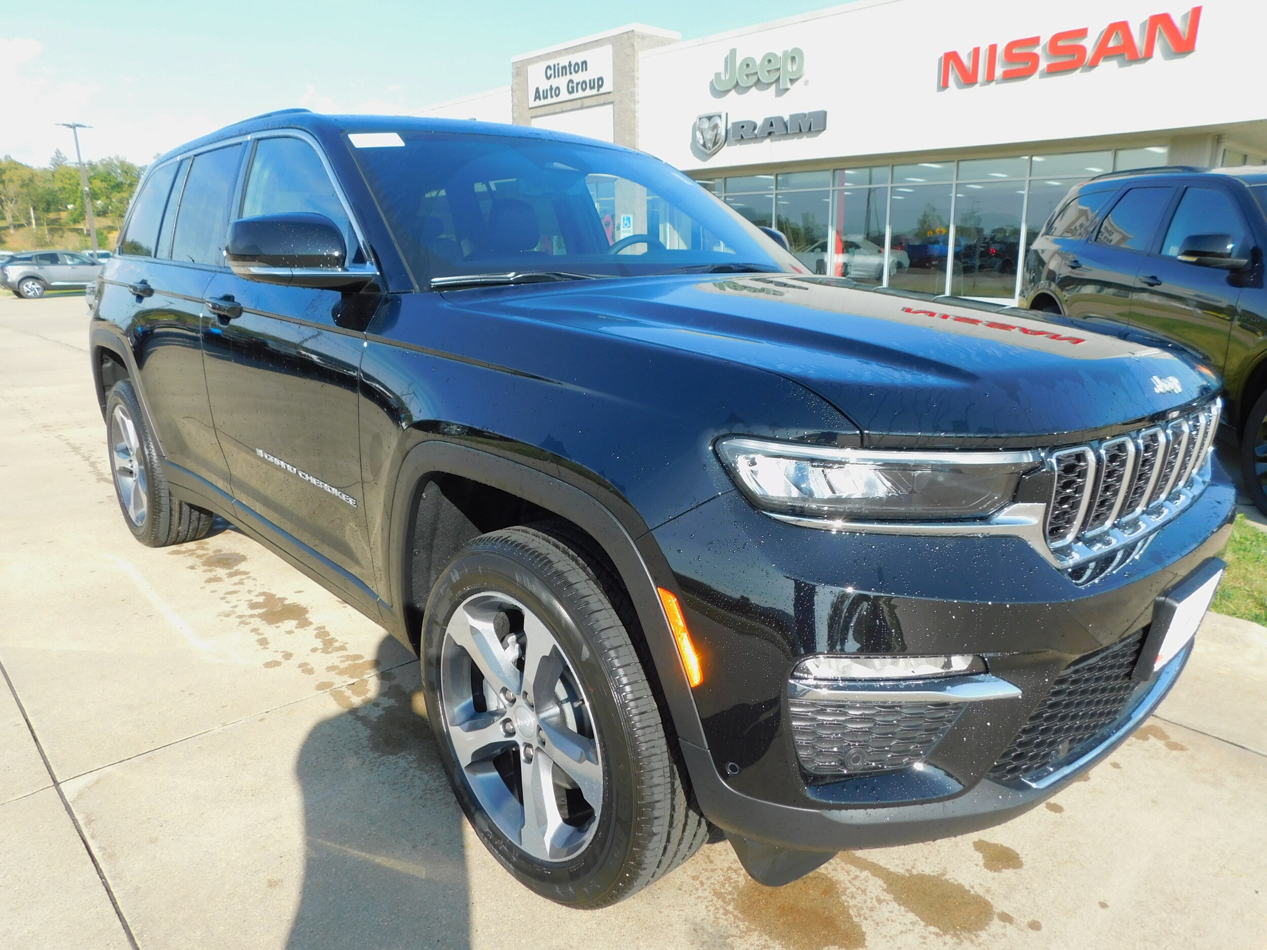 2025 Jeep Grand Cherokee Limited photo 3