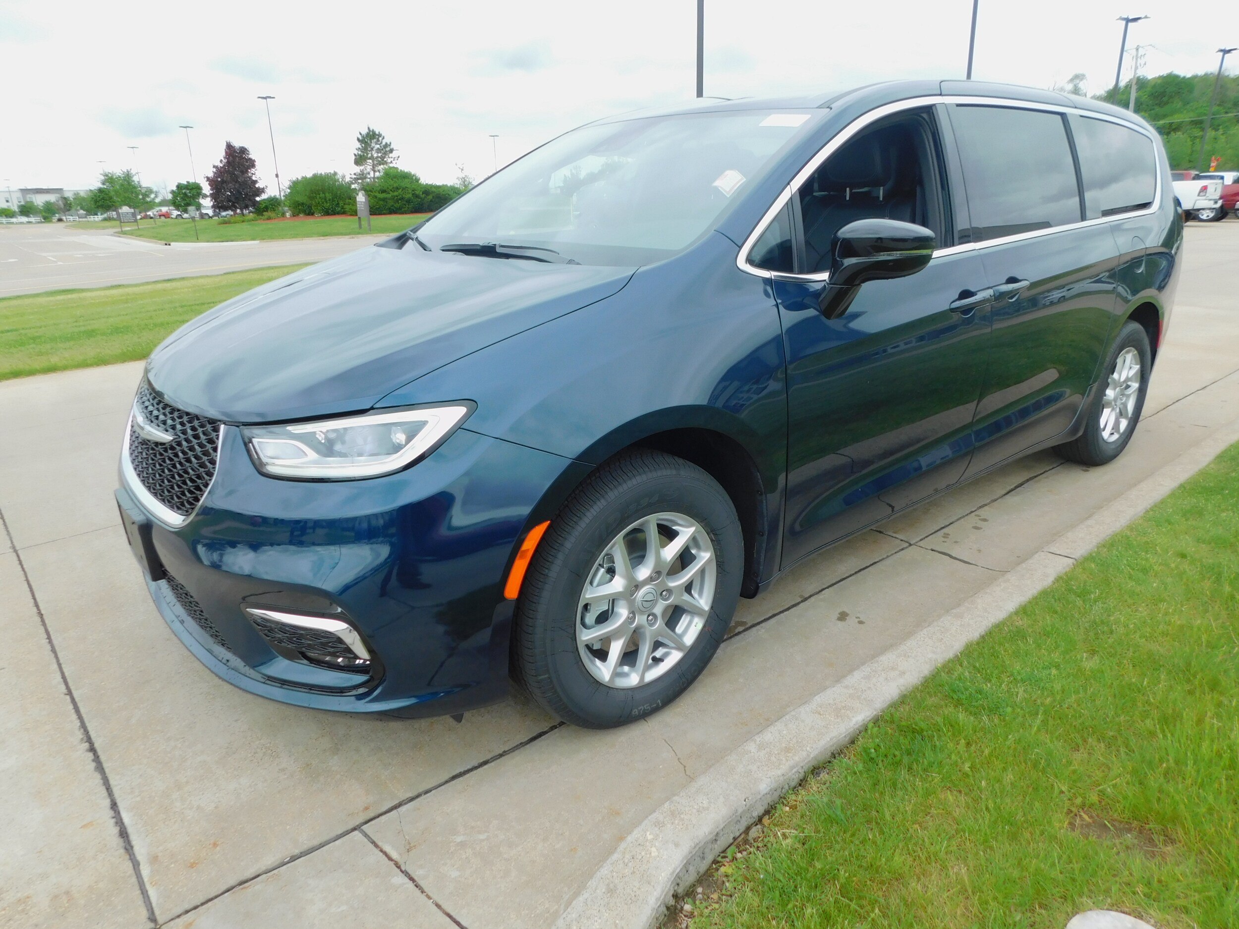 2025 Chrysler Pacifica photo 2